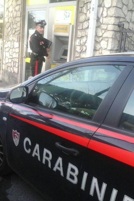 Si finge agente e porta via 150 euro a un vecchietto