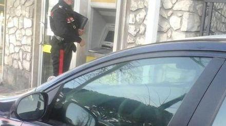 Si finge agente e porta via 150 euro a un vecchietto