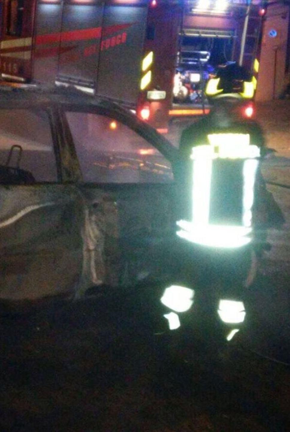 In fiamme nella notte l’auto di una donna