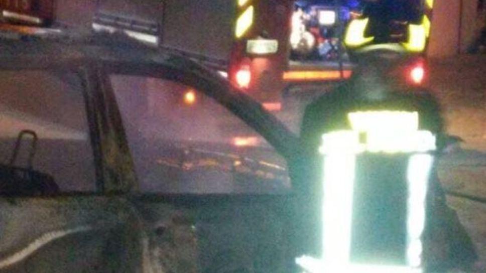 In fiamme nella notte l’auto di una donna