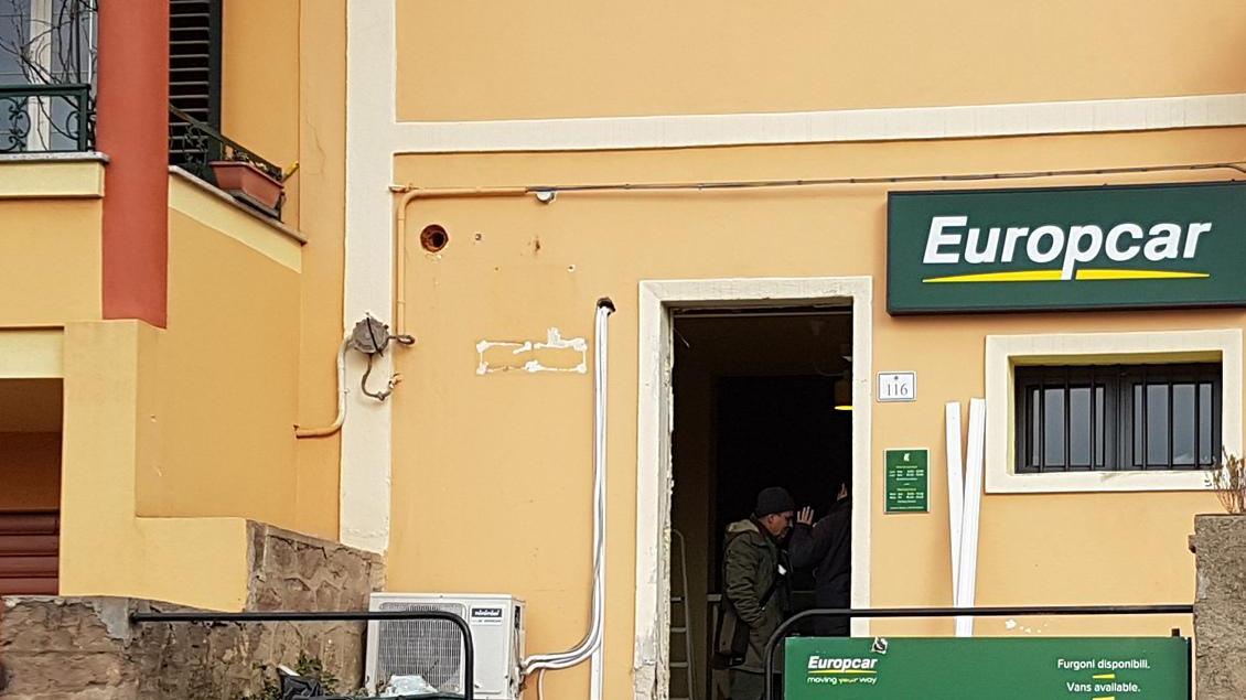 Attentato all’Europcar la polizia vaglia i filmati