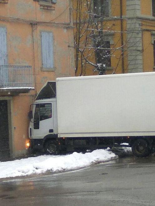 Si schianta con il camion contro il palazzo dei profughi