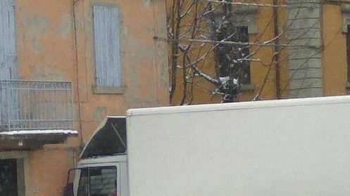 Si schianta con il camion contro il palazzo dei profughi