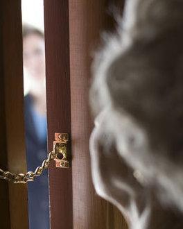 Si fingono carabinieri e truffano anziana