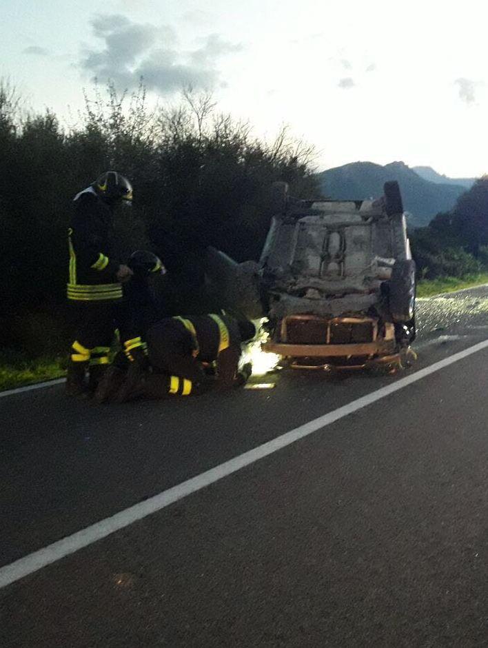 Auto si ribalta sulla Ss 125 donna finisce in ospedale 