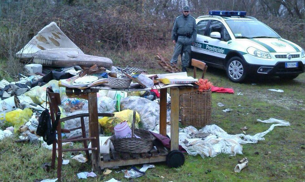 Abbandona i rifiuti, multato 