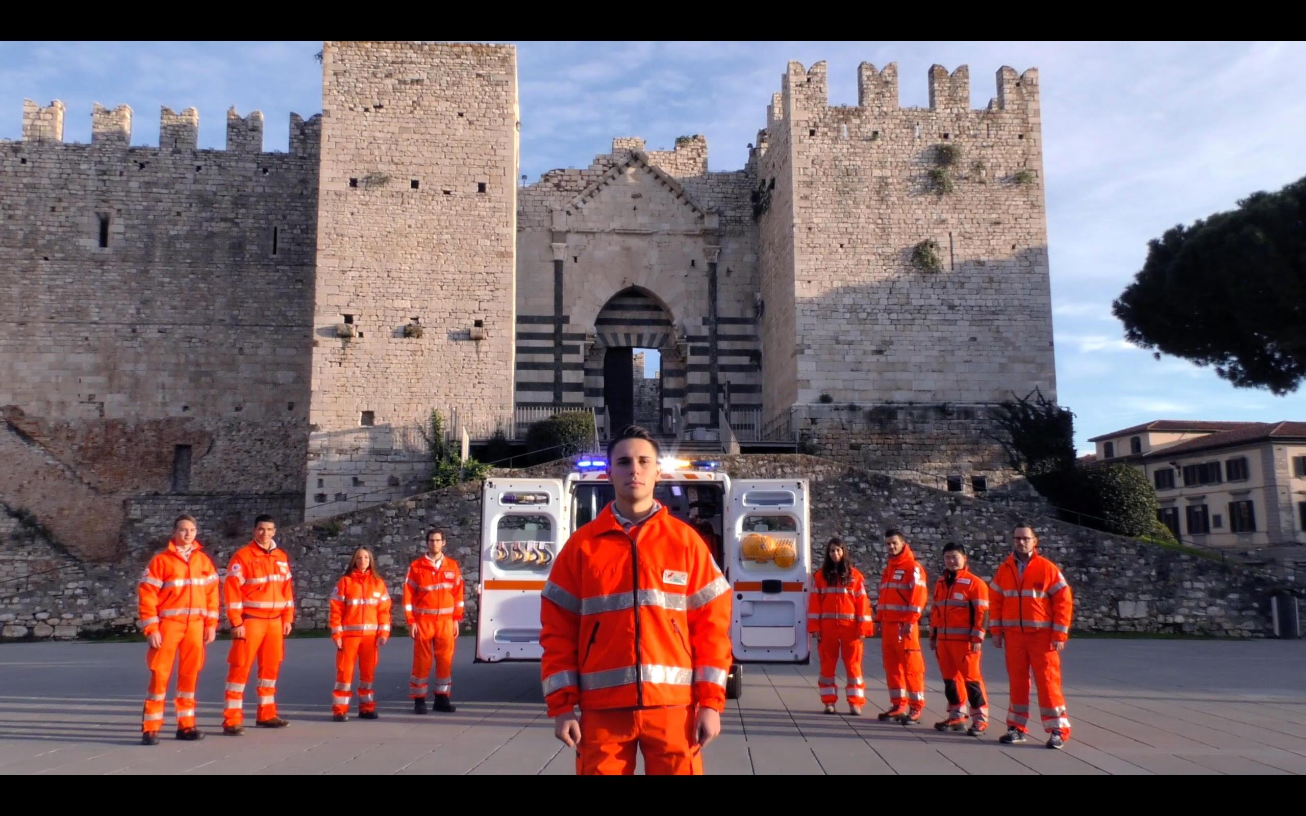 I volontari della Pubblica Assistenza davanti al Castello dell'Imperatore