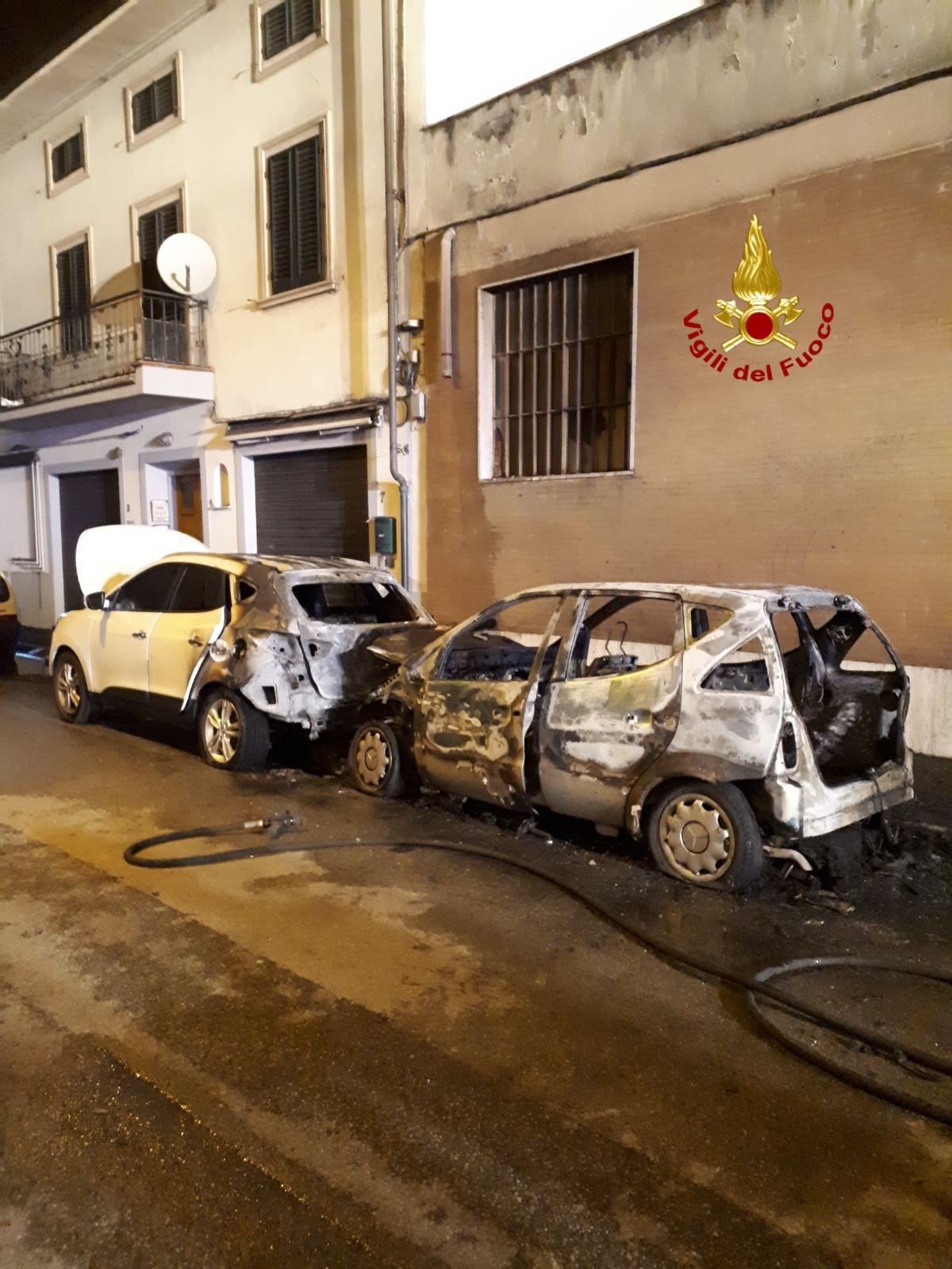 Le due auto danneggiate dall'incendio in via Assisi