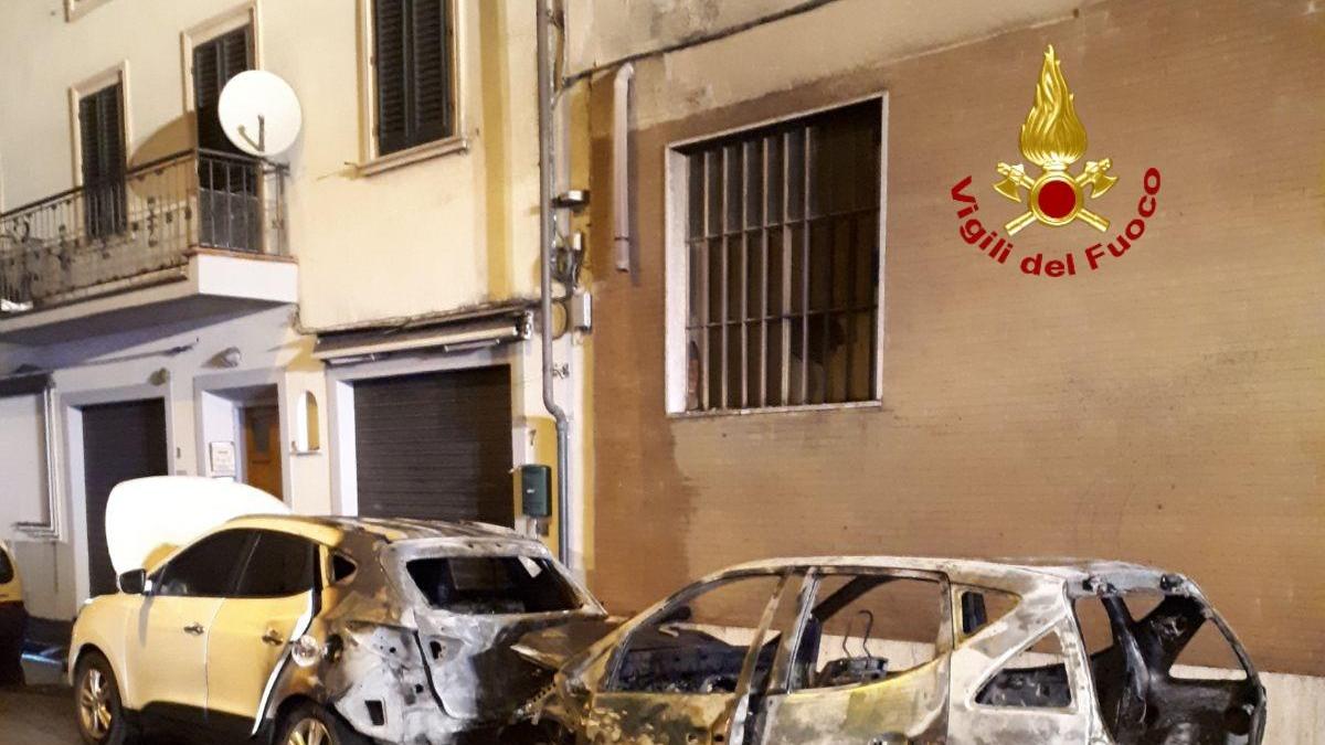 Le due auto danneggiate dall'incendio in via Assisi