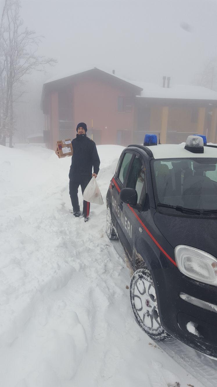 Anziana sola isolata dalla neve, i carabinieri le portano la spesa