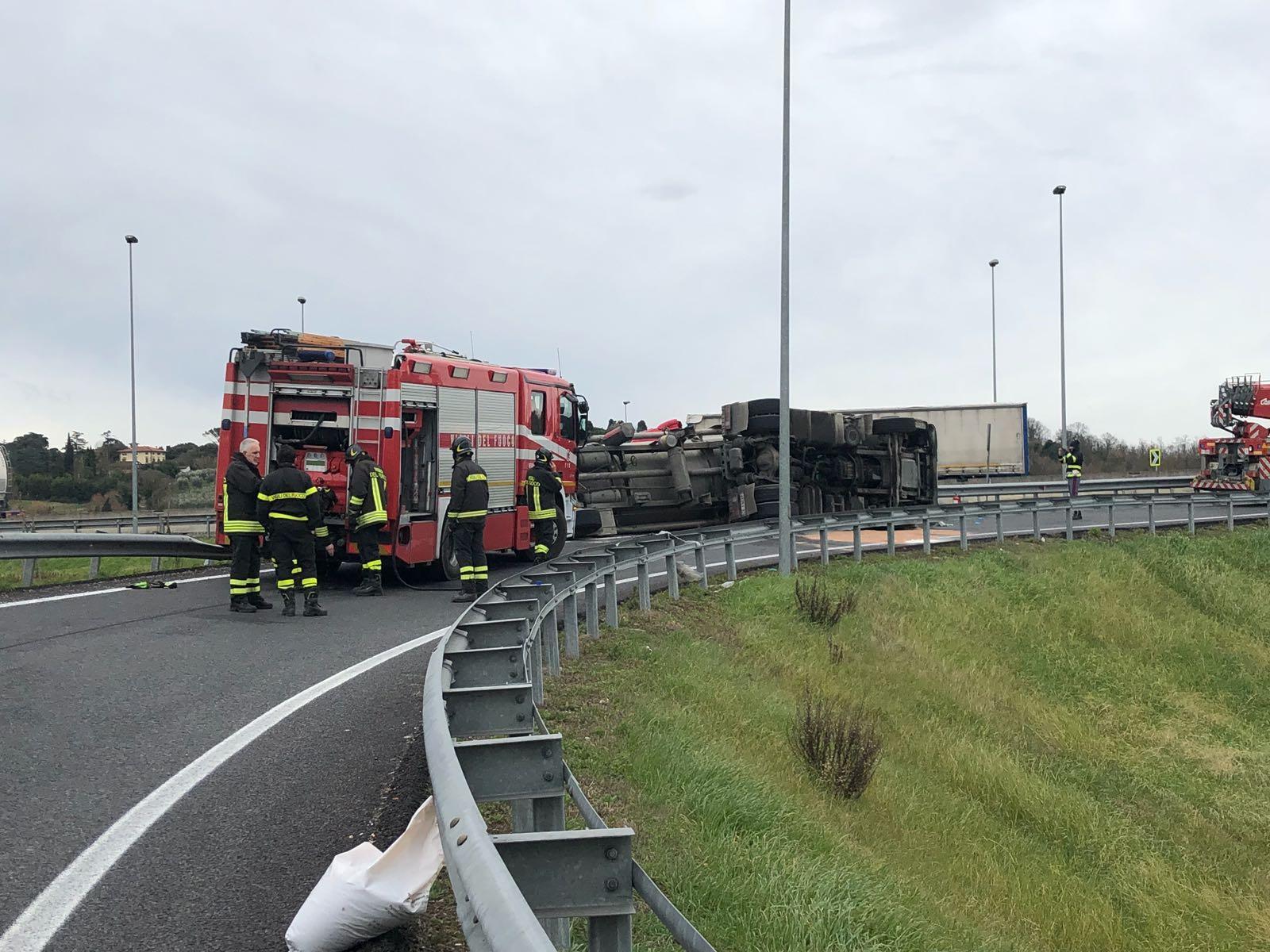 L'intervento dei vigili del fuoco (Foto Agenzia Carlo Sestini)