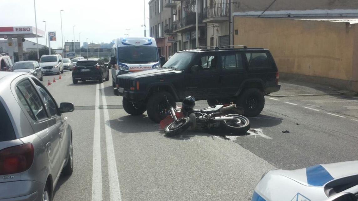 L'incidente in viale Monastir (foto Mario Rosas)