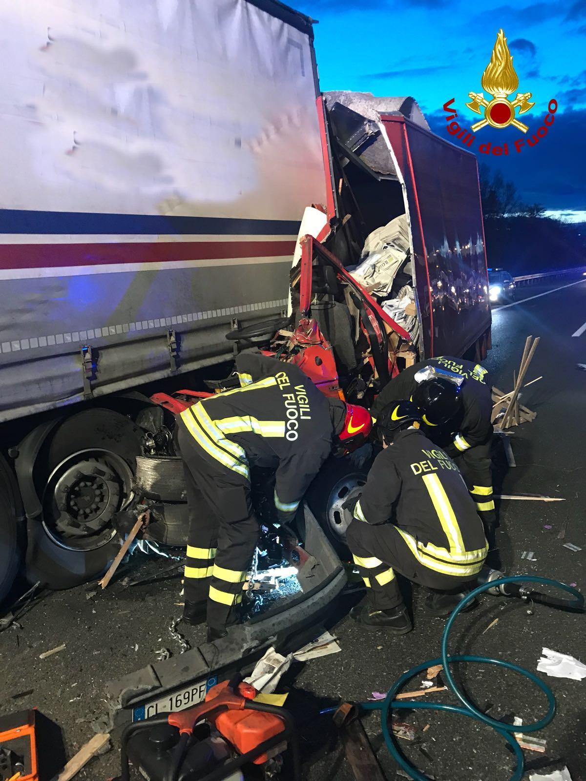Tampona un camion in autostrada, grave 27enne