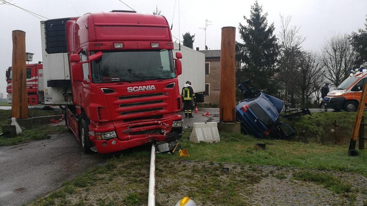 S. Prospero. Schianto sul Canaletto: un ferito grave, traffico paralizzato