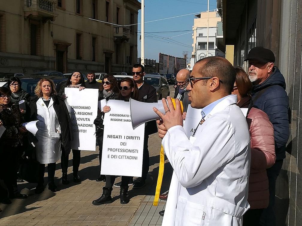 Farmacisti senza sede: "Diamo a Mattarella le nostre schede elettorali"