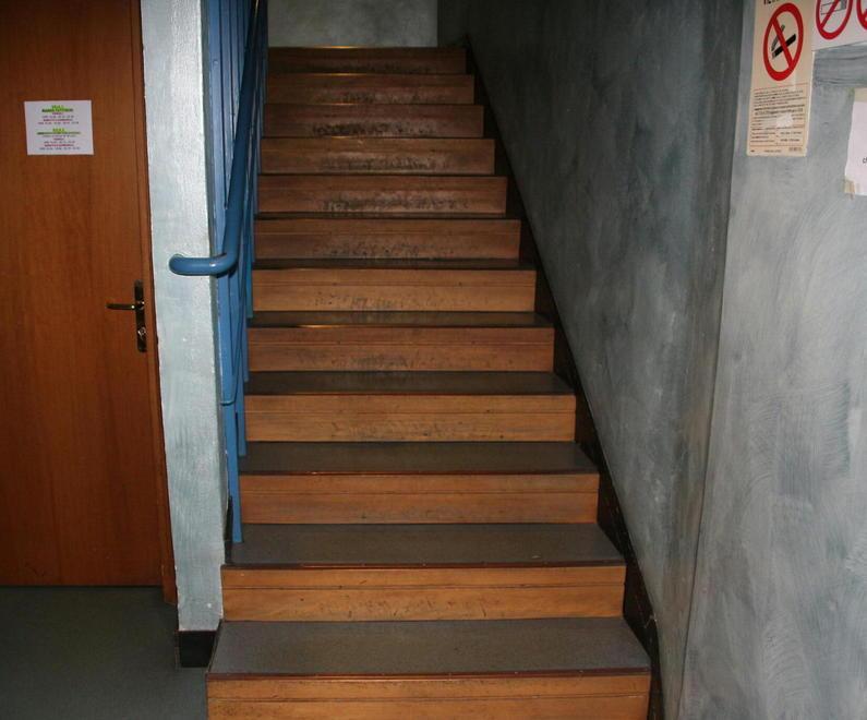 Montascale fuori uso: disabile al cinema portata a spalle 