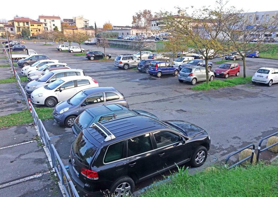 Il parcheggio dell'ex ospedale del Ceppo, in via Matteotti (foto Gori)