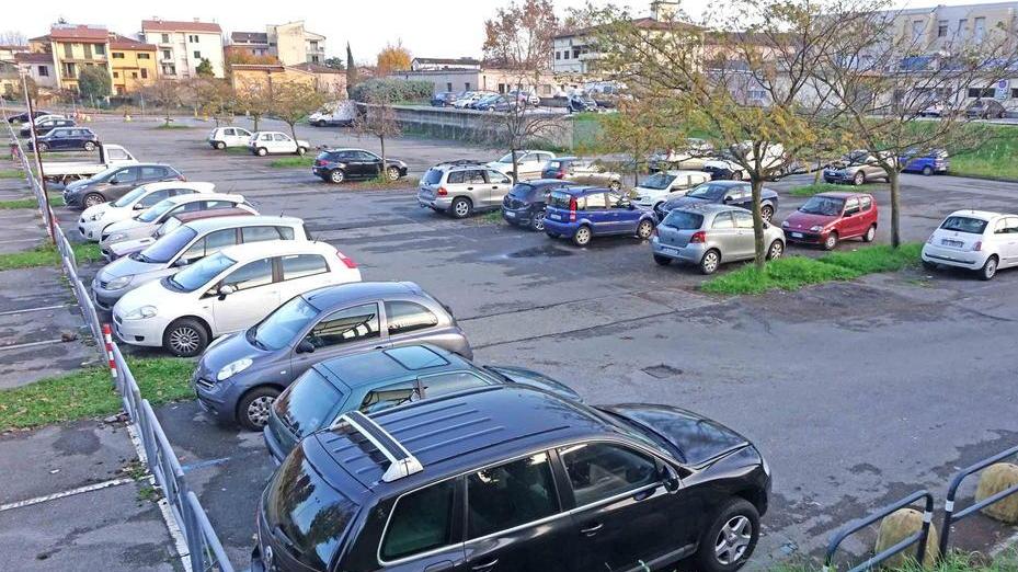 Il parcheggio dell'ex ospedale del Ceppo, in via Matteotti (foto Gori)
