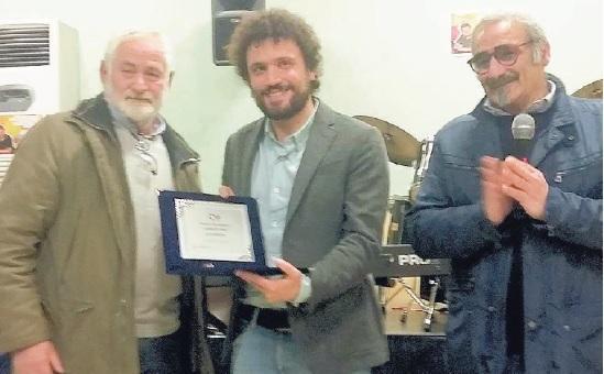 La consegna del premio De Majo: da sinistra Gino Niccolai (presidente Anpi), il giornalista Libero Red Dolce eMarco Solimano (presidente Arci)