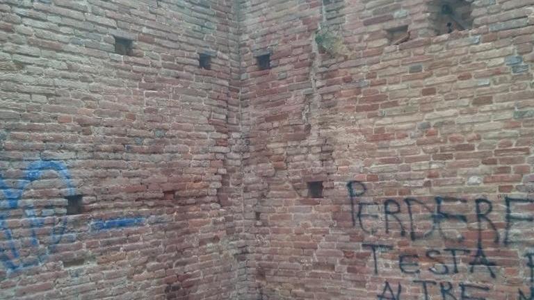 Il Parco Corsini è senza pace nuovi sfregi fuori e dentro la torre