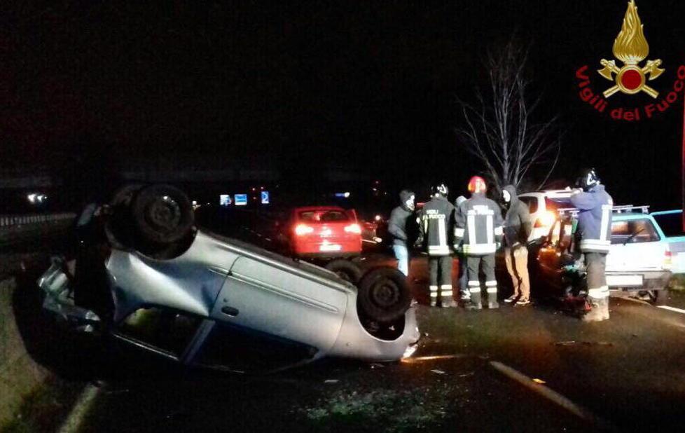 Utilitaria si ribalta dopo uno scontro con quattro auto