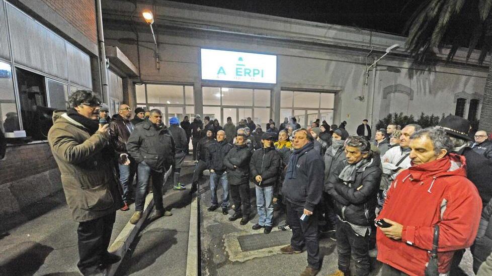 E i lavoratori dell’indotto non si fidano