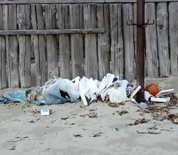 Rubano i cestini dei rifiuti e i sacchi restano in spiaggia 