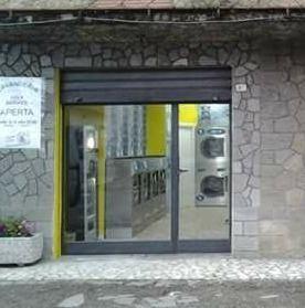 Giovani vandali in lavanderia «Li ho filmati e li denuncio»