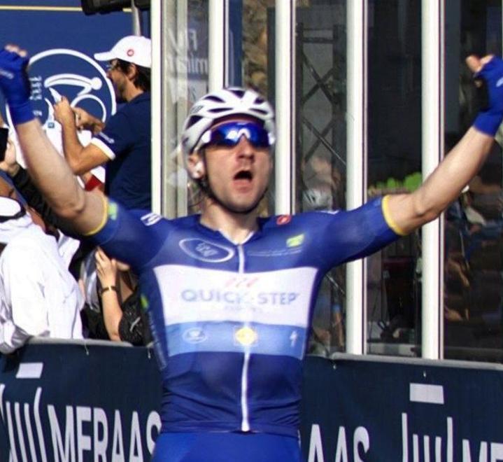 Viviani in grande forma: per lui tappa e maglia