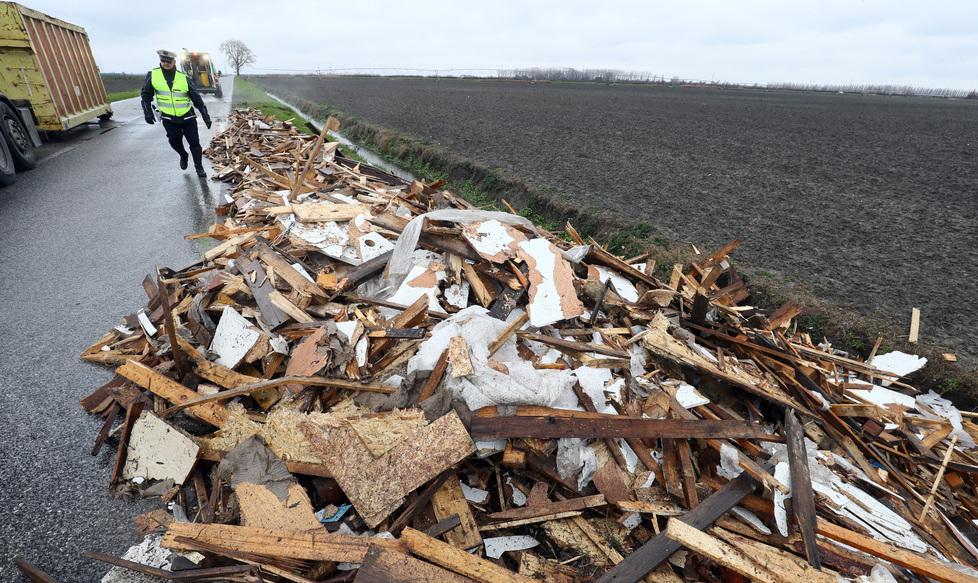 Camion perde il carico, chiusa la strada 