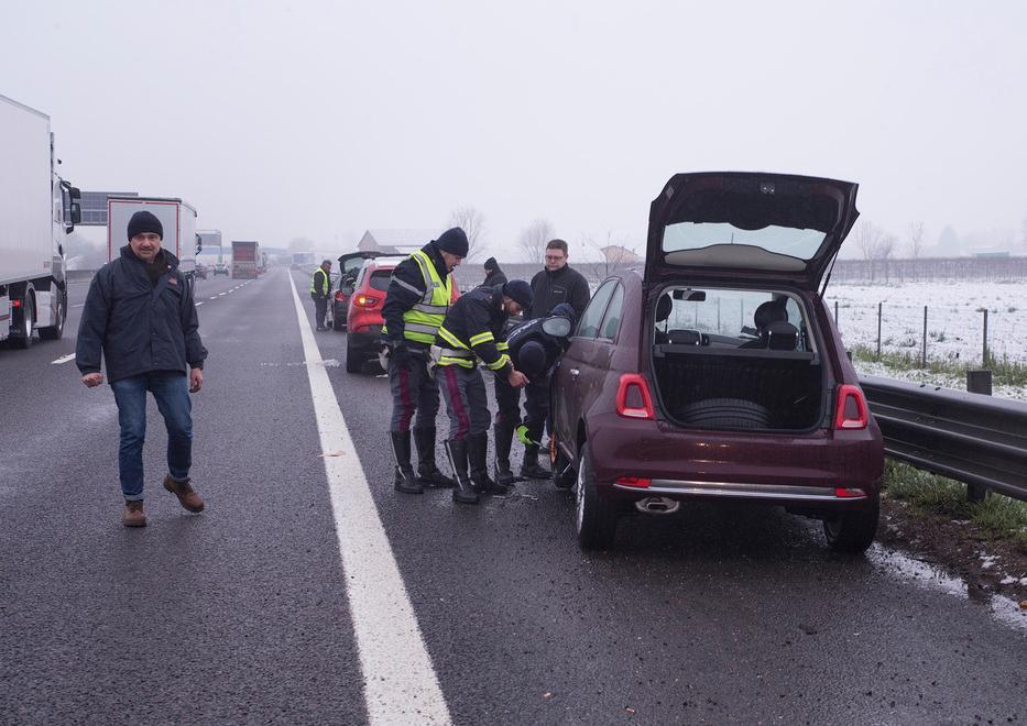 Modena, Autostrada A1 colabrodo, un centinaio restano a piedi 