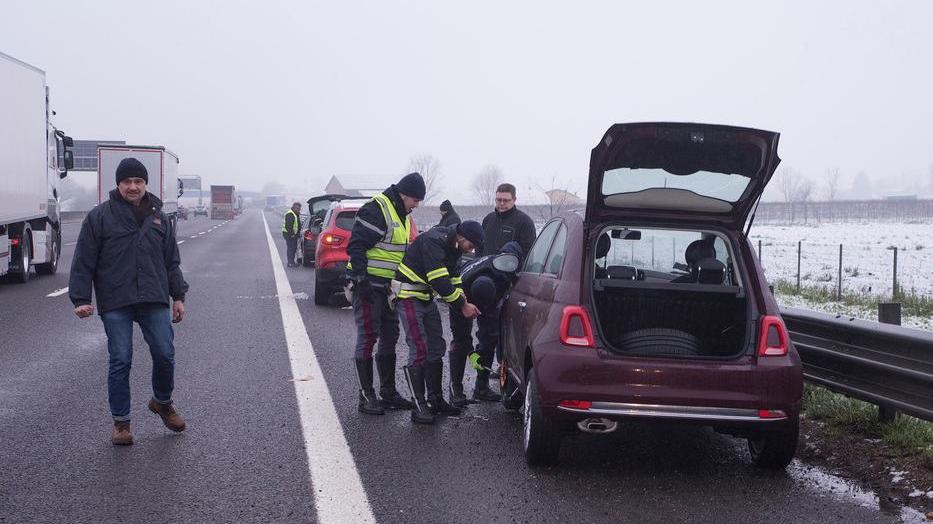 Modena, Autostrada A1 colabrodo, un centinaio restano a piedi