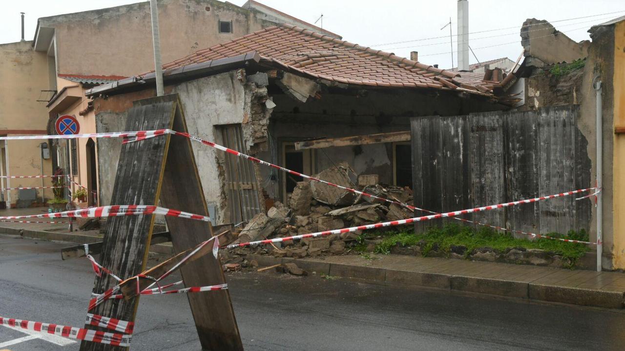 Santa Giusta, crolla sulla strada una vecchia casa: traffico deviato