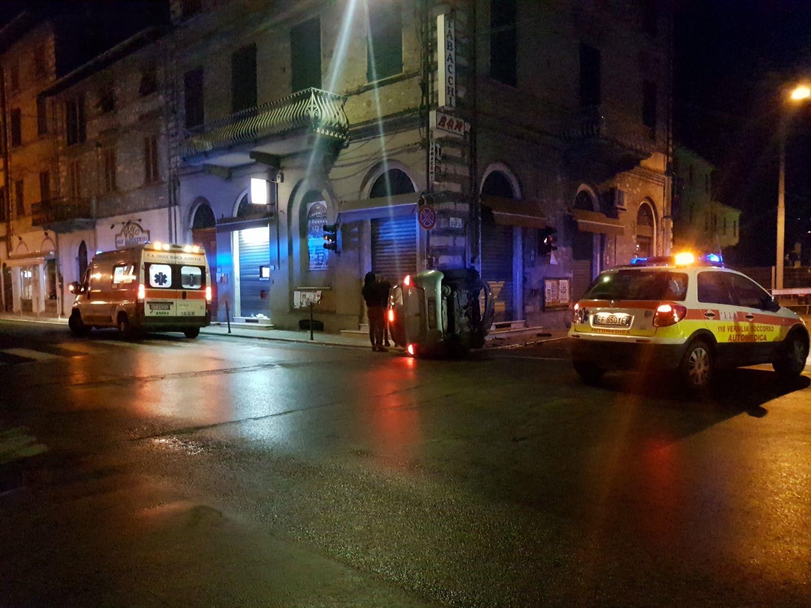 L'auto ribaltata a Querceta