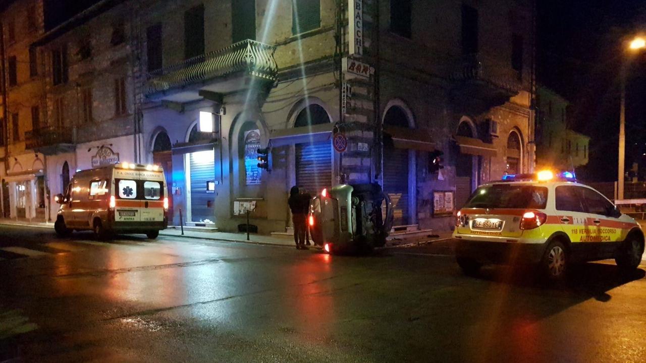 L'auto ribaltata a Querceta