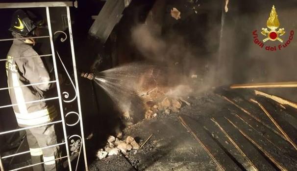 A fuoco appartamento, paura per una famiglia: 25enne in ospedale