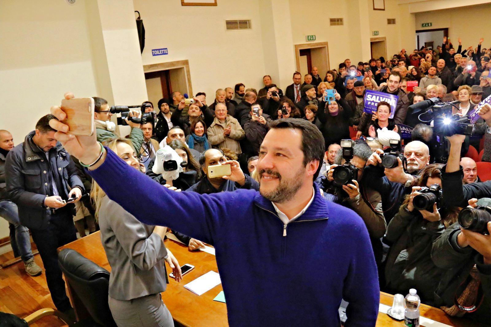 Matteo Salvini nel salone del centro culturale diocesano (Marzi Pentafoto)