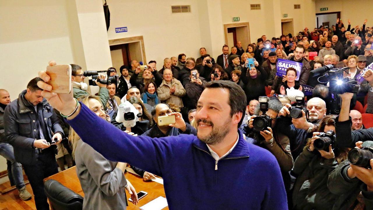 Matteo Salvini nel salone del centro culturale diocesano (Marzi Pentafoto)