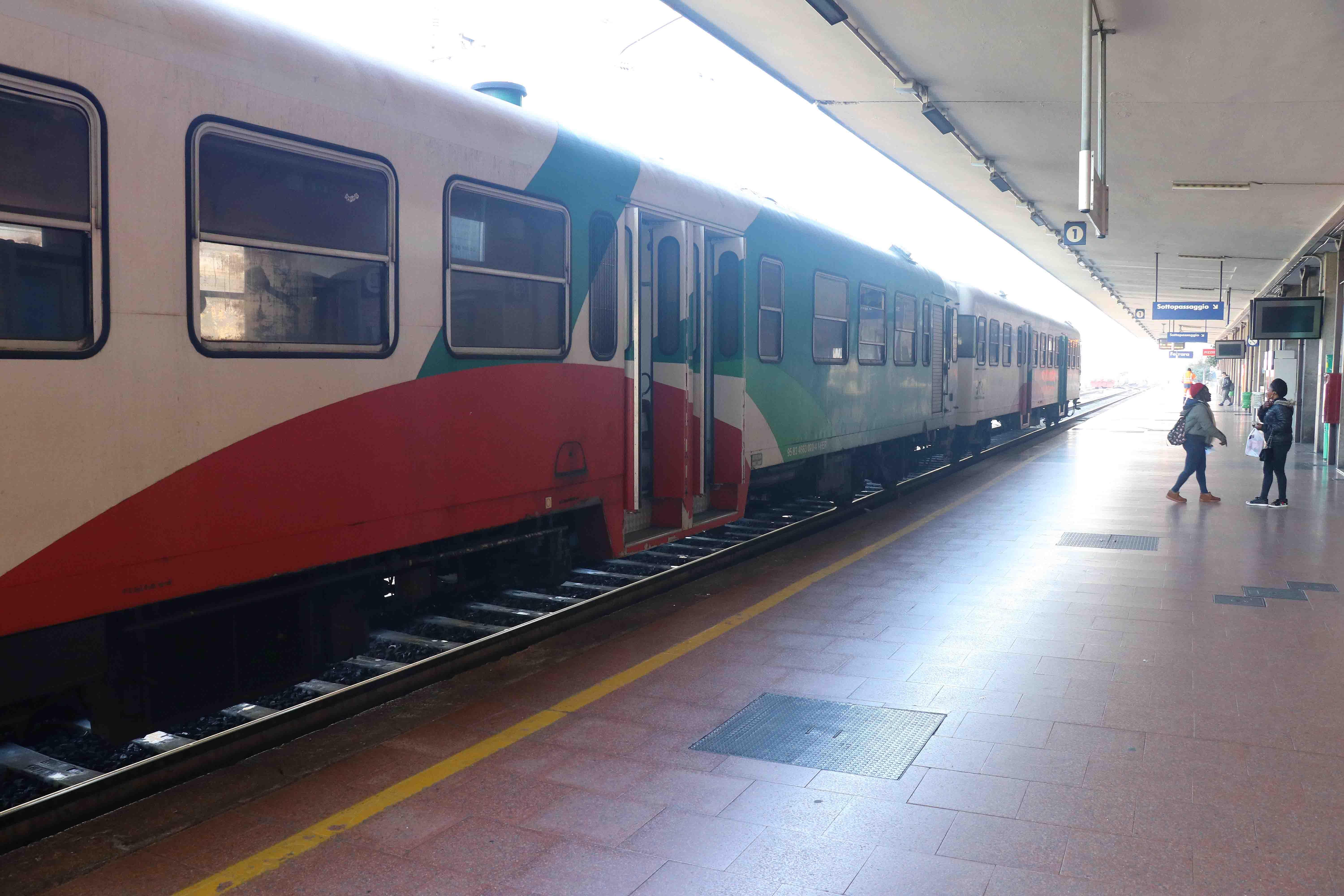 Lanciano oggetti sui binari e aggrediscono i carabinieri: arrestati