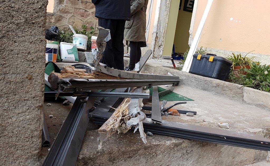 L'attentato all'Europcar (foto Massimo Locci)