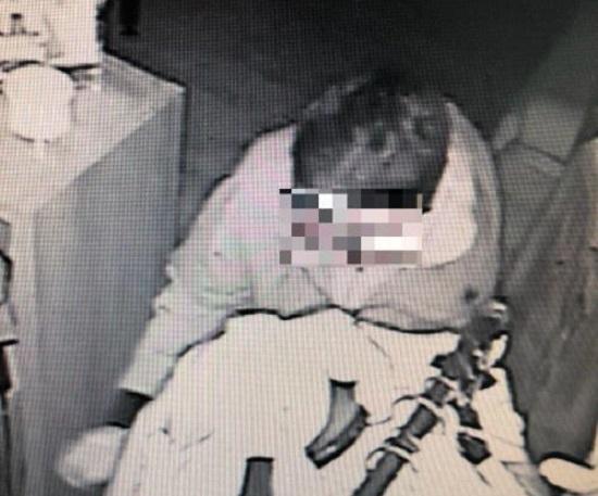 Il ladro ripreso dalla telecamera di Lattanzi Group