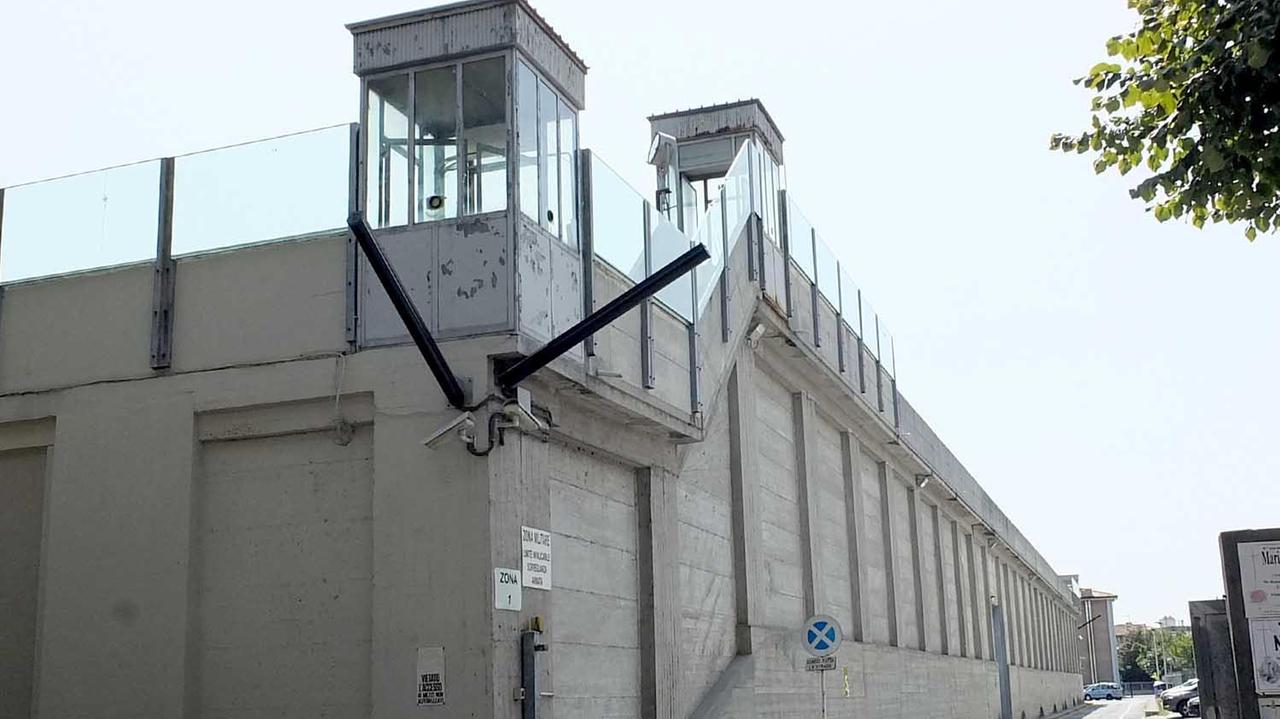 Le mura del carcere Don Bosco di Pisa (foto Fabio Muzzi)
