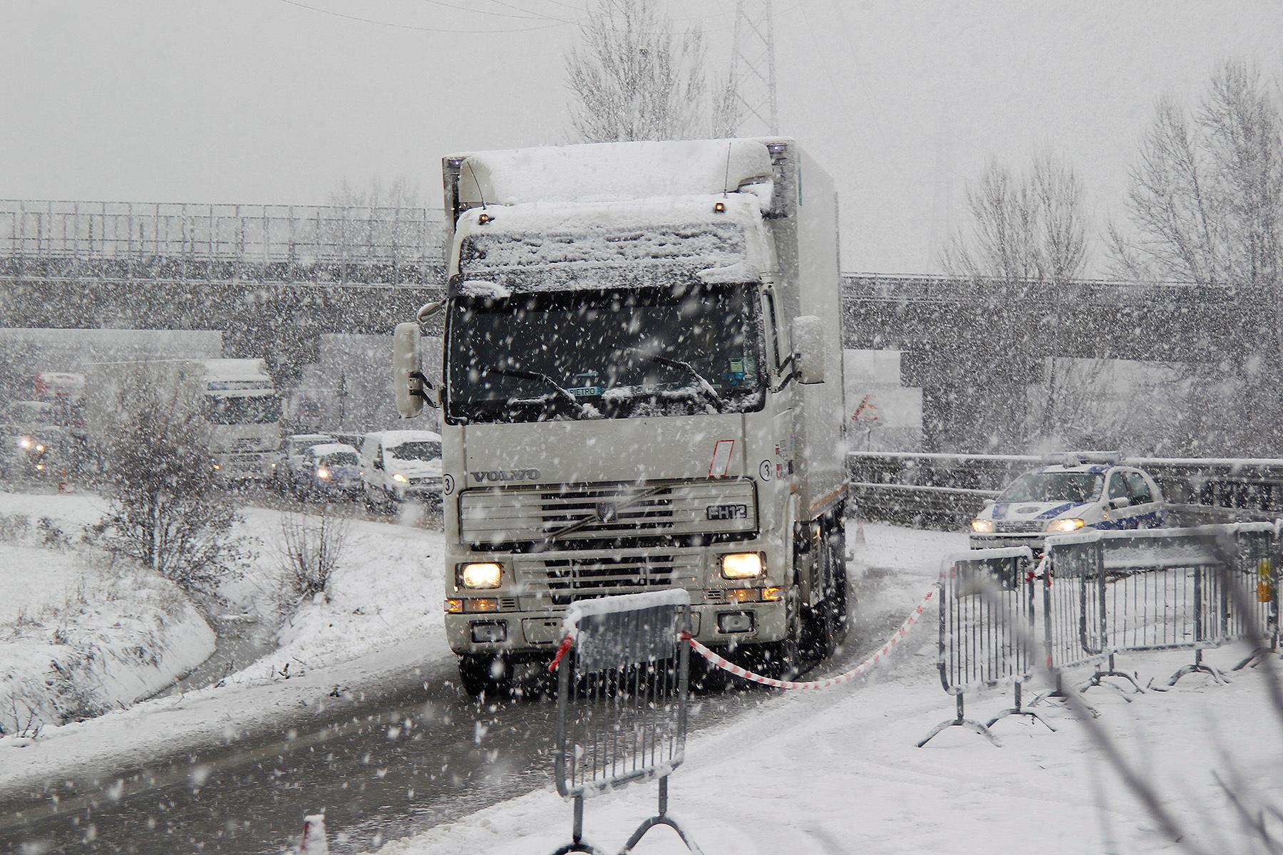 Allerta meteo arrivano neve e ghiaccio: stop ai tir sulle strade 