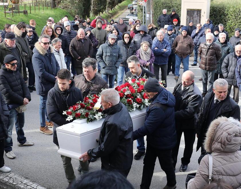Applausi e rose rosse per l’addio a Patrizia