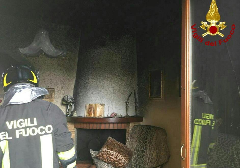 Fiamme dal televisore, anziana lievemente intossicata 