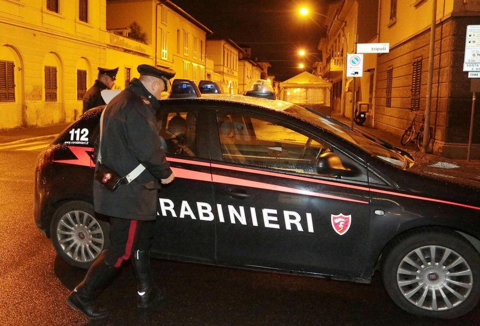 Dà in escandescenze e minaccia gli ospiti di un centro profughi