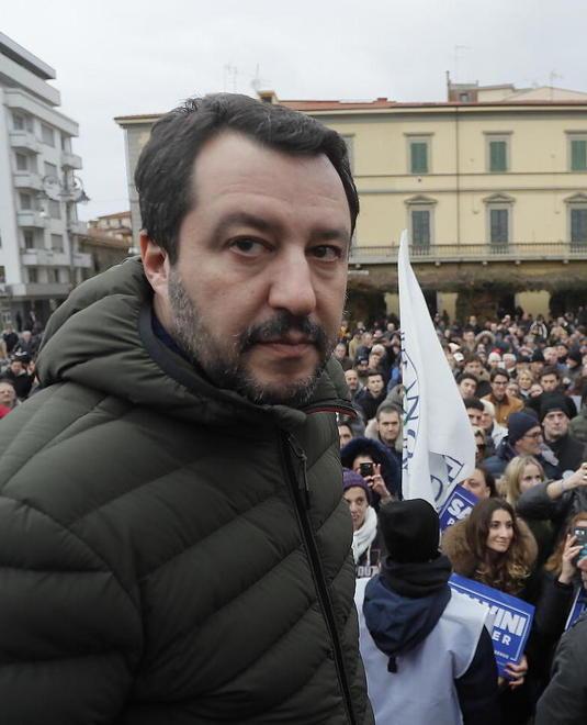 «Alla conquista di Pisa» Urla e fumogeni non fermano il comizio 