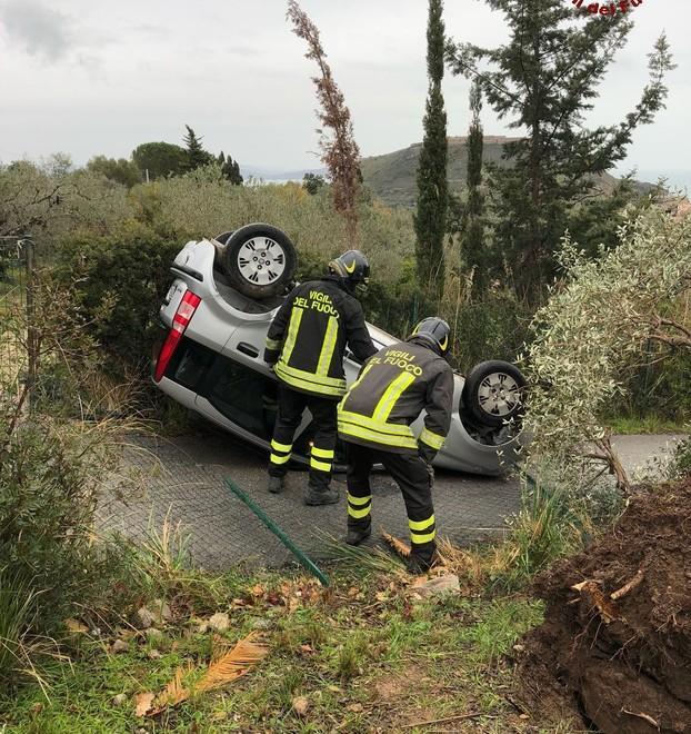 Automobilista 96enne si ribalta 