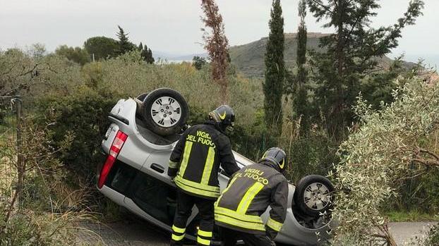 Automobilista 96enne si ribalta