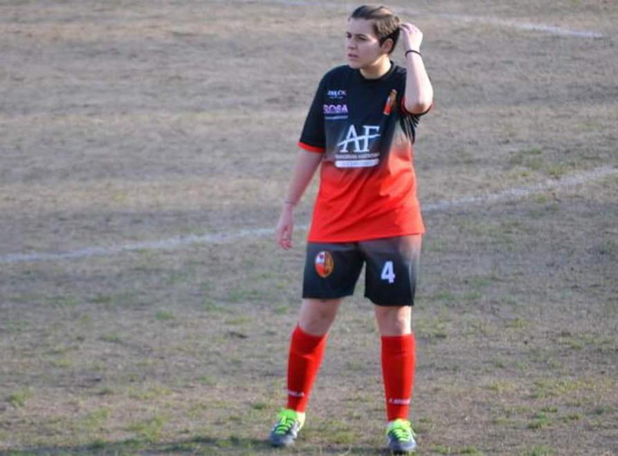 Gioca nella Lucchese e tifa Pisa la ragazza con la palla al piede 